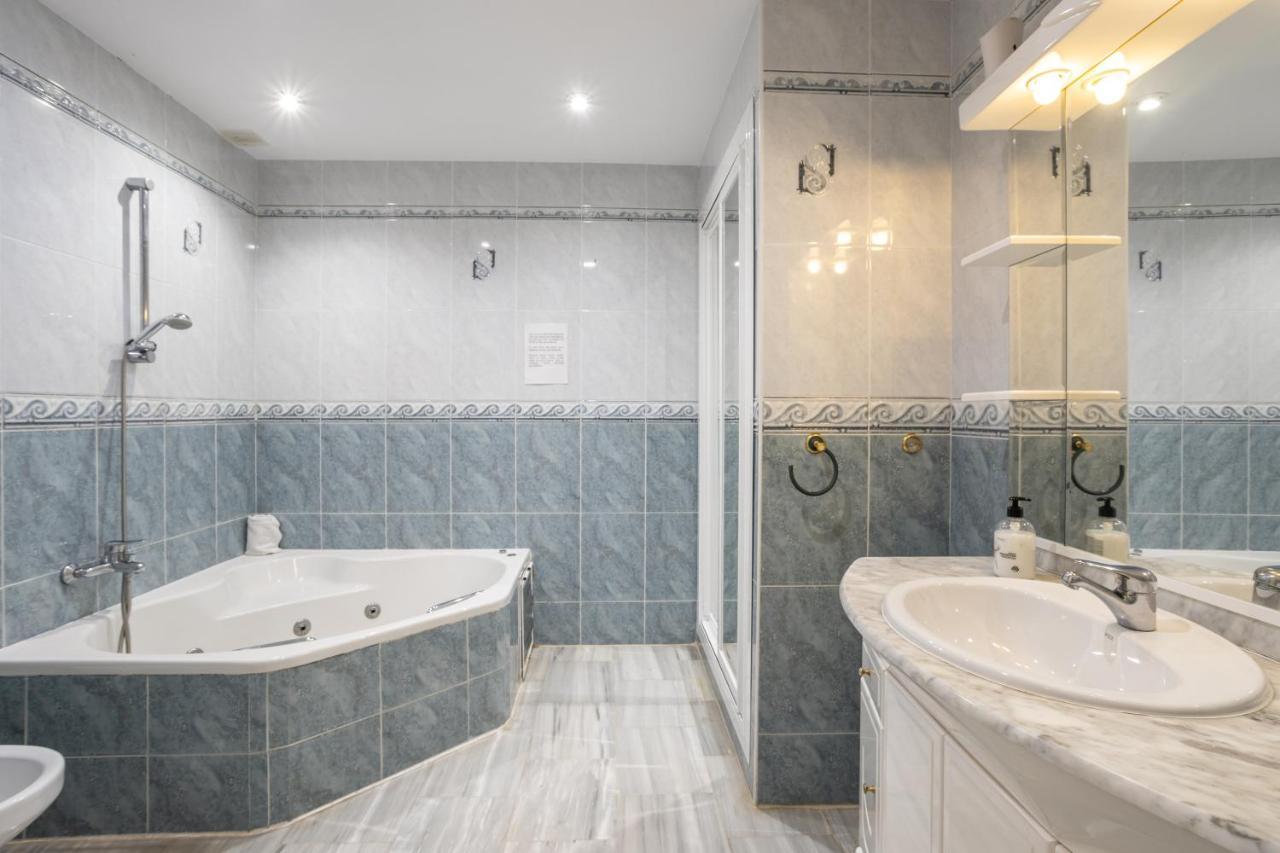 Las Flores 5 - Large Townhouse เนร์คา ภายนอก รูปภาพ